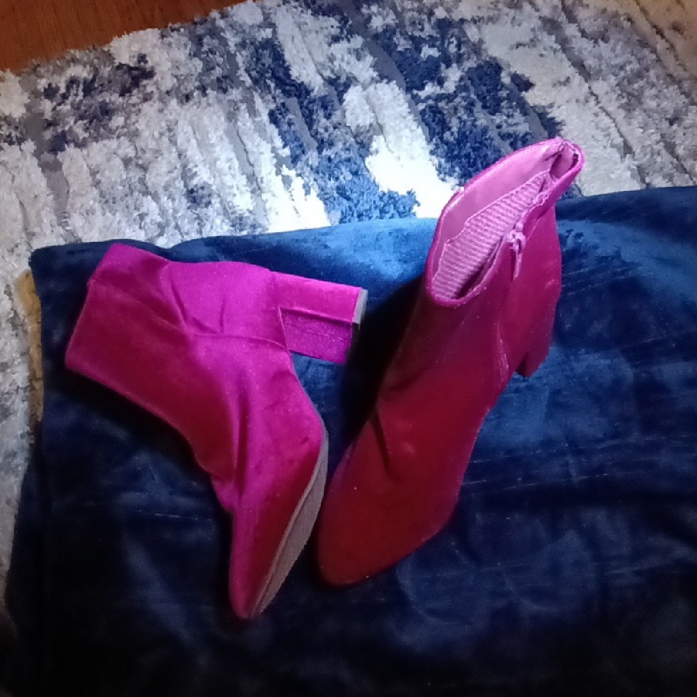 Breckelles Fuchsia Ankle Booties